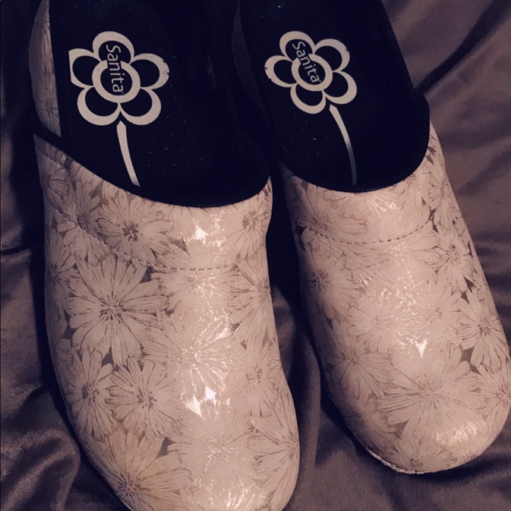 Daisy clogs!